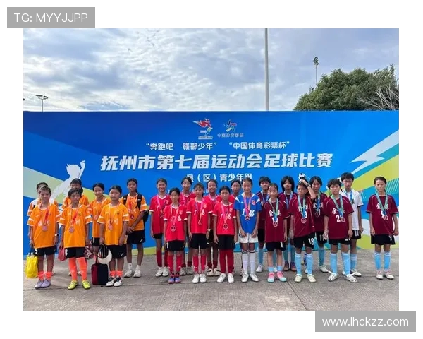 足球的魅力与精神:从场上拼搏到场外影响力的全方位探讨 足球的魅力与精神:从场上拼搏到场外影响力的全方位探讨